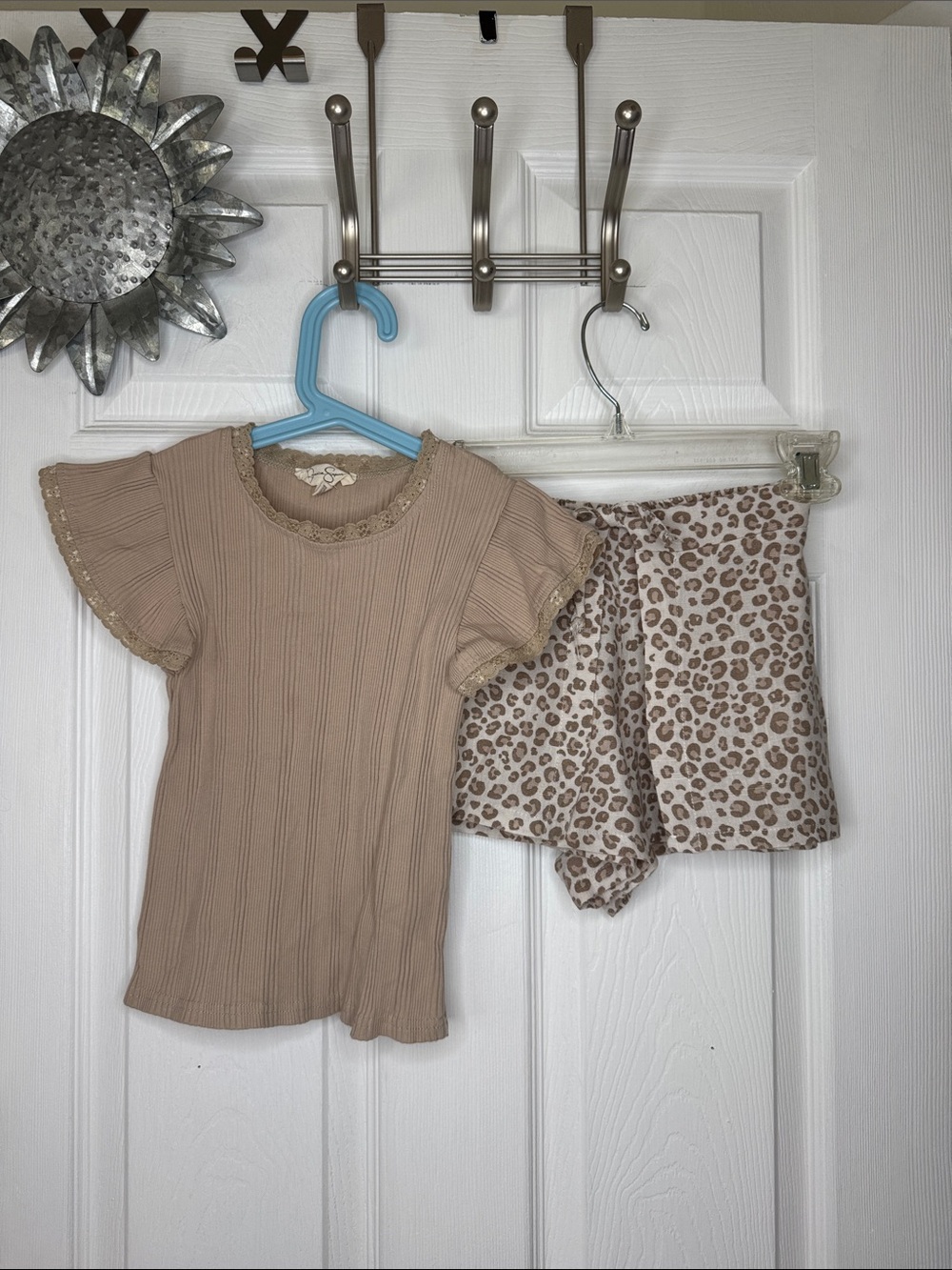 Jessica Simpson Beige Ruffle Sleeve Ribbed Top Leopard Print Skort Set Sz S (7)